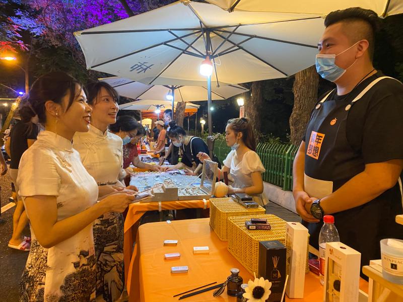 （頭條）福州農(nóng)商銀行旗袍支行員工走進夜市了解攤主金融服務需求。.jpg