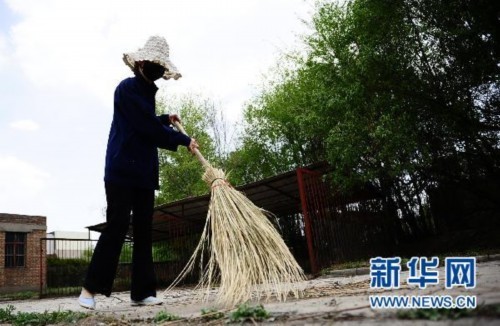 5月17日，中國(guó)鋁業(yè)青海分公司職工羅靜源在公司內(nèi)清掃垃圾。新華社記者張宏祥攝