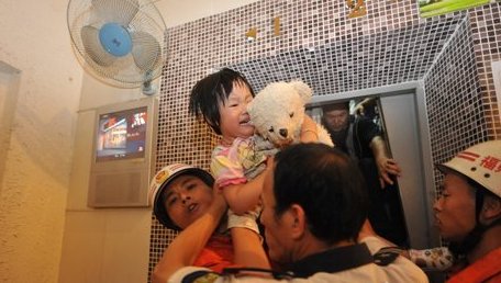 電梯懸停呼救鍵成擺設 11人被悶一小時(圖)