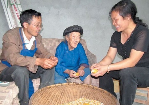 夫妻贍養(yǎng)孤寡老人19年放棄轉(zhuǎn)為國家干部機(jī)會(huì)