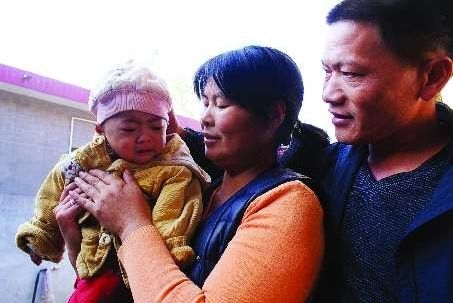 夫妻撿到患先天性心臟病棄嬰舉債為其治?。▓D）