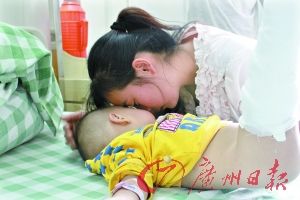 司機(jī)撞傷1歲男童被喊停多名路人協(xié)助其救援(圖)