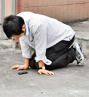 男子街頭長(zhǎng)跪只為挽回女友協(xié)商后還是分手(圖)