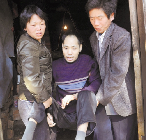 村婦帶殘疾前夫改嫁十年家徒四壁仍堅(jiān)守承諾(圖)