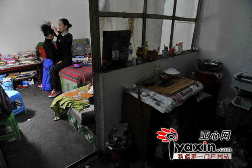  10月27日，一間不足12平方米的小屋被隔成兩個小間，一個是廚房一個是臥室。放學(xué)回家后媽媽就要給她化妝，做好演出前的準(zhǔn)備。亞心網(wǎng)記者 李遠新 攝