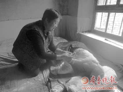 56歲女子照顧兩位與其無血緣關系老人11年(圖)