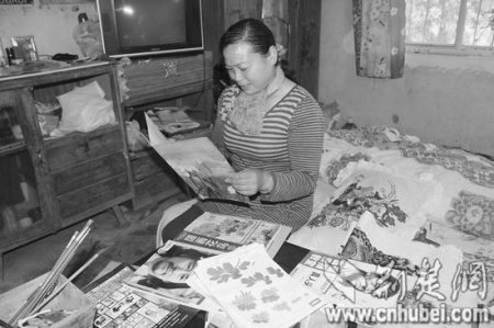 農(nóng)婦癡心學(xué)畫30年曾得到名師指點(diǎn)(圖)