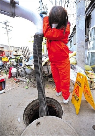 退役女兵自愿當(dāng)抽糞工稱職業(yè)沒有貴賤之別(圖)