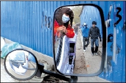 退役女兵自愿當(dāng)抽糞工稱職業(yè)沒(méi)有貴賤之別(圖)(2)