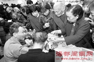 老人們領(lǐng)取生活補(bǔ)助款 老人們領(lǐng)取生活補(bǔ)助款