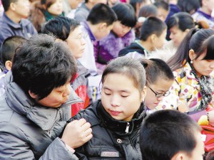 感恩班會上，兩人像母女一樣交流。張春江 攝