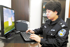 安排好了孩子，馮警官又上網了解情況。