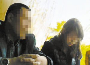 前來與記者洽談“業(yè)務(wù)”的王某(身邊就是那個(gè)19歲的女孩)。