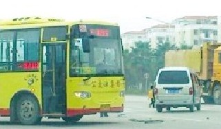 面包車(chē)載多名幼兒逆行撞上公交司機(jī)棄車(chē)離開(kāi)(圖)