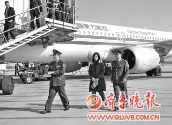 21日上午，一名偷渡者(中)回國(guó)自首?！∮浾?熊戈措 攝