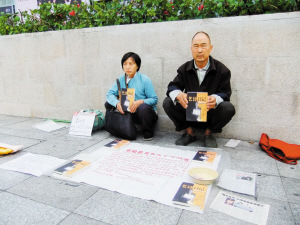 “最牛乞丐”著書(shū)談行乞路病情加重父母賣書(shū)救子