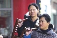 擦鞋女收集剩飯菜送給流浪漢吃稱應(yīng)該互相幫助