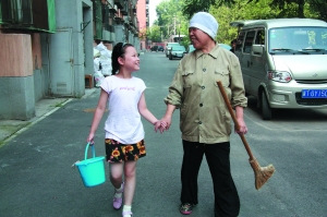 66歲大媽堅(jiān)持義務(wù)清掃樓道24年(圖)
