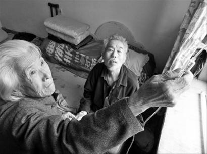 　　李功捷在家里打著點滴，已經(jīng)80歲的母親李淑芳說，就算是到了100歲也要照顧好這個兒子。 記者 王迪 攝