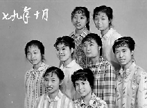 1979年10月，這一次，變化悄悄顯現(xiàn)，有人燙起了新潮的發(fā)型，梳起了卷卷的劉海。