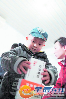 4歲男孩患白血病父母為湊天價治療費當(dāng)街求助