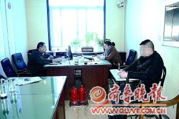 警方訊問(wèn)犯罪嫌疑人。
