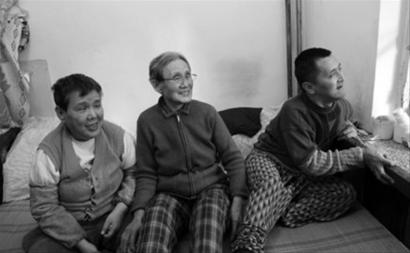 　吳淑貞老人(中)和兒子古金成(右)、女兒古敏在一起，她說：“媽活著有一口氣，就不能放棄你們！ ” 記者 孫振芳 攝