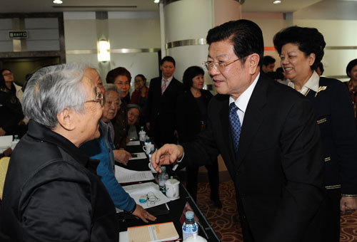 王兆國、陳至立與出席會(huì)議的全國婦聯(lián)老領(lǐng)導(dǎo)親切交談。記者徐建軍攝