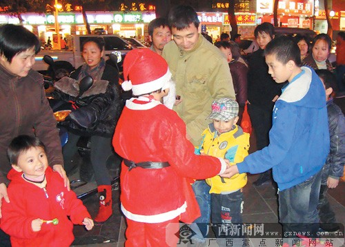 小嘉璐正在街上派送禮物。 記者 趙敏攝