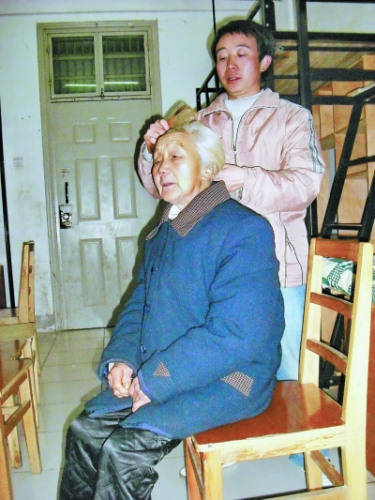 張義波給外婆梳頭。 