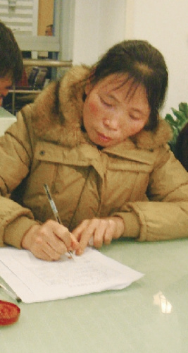 張慧寬在捐獻登記表上簽名 張慧寬在捐獻登記表上簽名