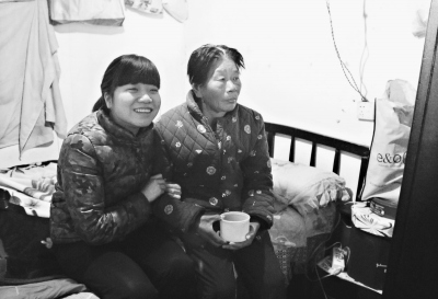 將滿18歲的成妮一直沒有戶口，現(xiàn)與身患老年癡呆的姑媽相依為命。記者劉斌 攝 