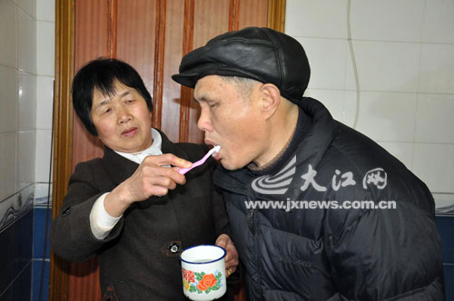 詹金妹在照顧丈夫 詹金妹在照顧丈夫