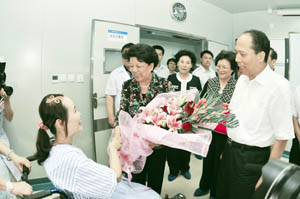 圖為7月3日，陳至立看望最美女教師張麗莉。(謝景剛/攝)