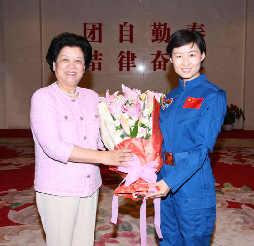 7月30日全國人大常委會(huì)副委員長、全國婦聯(lián)主席陳至立接見航天員劉洋 秦憲安攝