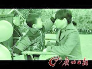學(xué)生拍的視頻中，濤濤為媽媽擦汗。