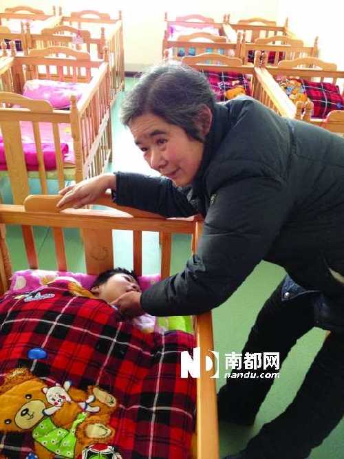   ●1月24日，周鳳桂到南陽市兒童福利院看望被領(lǐng)走的病殘兒。