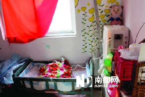  ●平頂山“愛之家”孤兒收養(yǎng)點(diǎn)，一名先天肺發(fā)育不良的男嬰正在吸氧。負(fù)責(zé)人朱智紅一直擔(dān)心這里