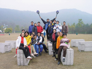 　　高一時(shí)，全班去太子灣公園玩。右二穿著黃色衣服的是張京。左上中間穿著黑衣服的女孩是也進(jìn)了外交部的趙婷，圍紅色格子圍巾的是胡躍波老師。圖片由胡躍波老師提供src=