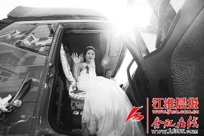 看著獨(dú)特的婚禮，新娘的笑容很燦爛。