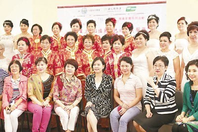 梁美芬見證了20多對結婚25年或以上的老夫老妻再披禮服。 香港文匯報記者鄭治祖 攝