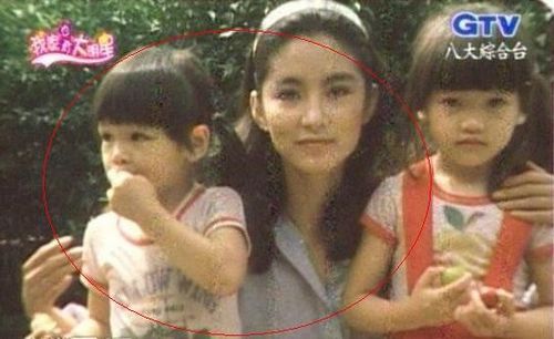 青霞手里抱著兩個(gè)小女孩，而左手邊那個(gè)4歲的小女孩就是徐若瑄。圖／翻攝網(wǎng)絡(luò)