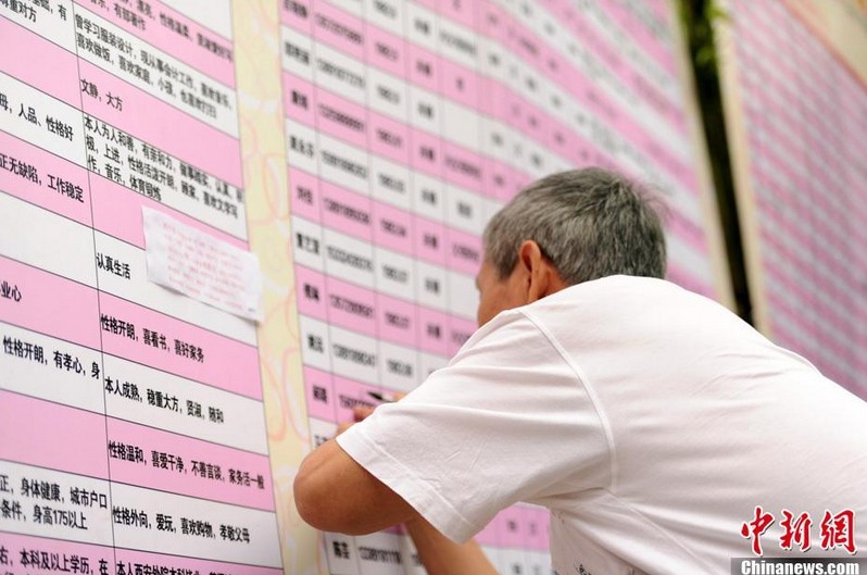 市場化，讓待婚青年的信息，在公開環(huán)境赤裸裸地被挑選、評判。目前，上海人民公園“生意紅火”，每周末的家長都超過500人。在杭州的萬松書院、黃龍洞公園相親會上，相親者也摩肩接踵。一位媽媽說，相親角里有一個潛在的市場價格。男的必須要有兩室一廳、最好位于市中心；不能和父母住在一起；房產名字必須是本人；工資每月8000元以上。只有具備了這些條件，才能到人民公園來找女朋友。