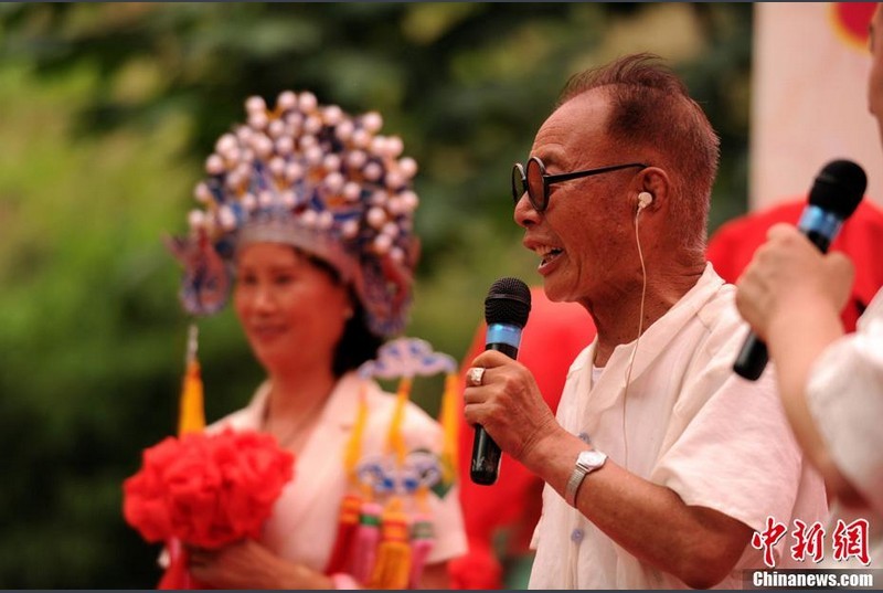 那么，“不肯吃虧”的相親角就是丑惡的嗎？實(shí)際上，相親角的擇偶標(biāo)準(zhǔn)，正是當(dāng)下中國(guó)社會(huì)轉(zhuǎn)型期的一面鏡子?！皝?lái)到這里的，都是沒(méi)有選擇的選擇?！毖芯繂T孫沛東說(shuō)。