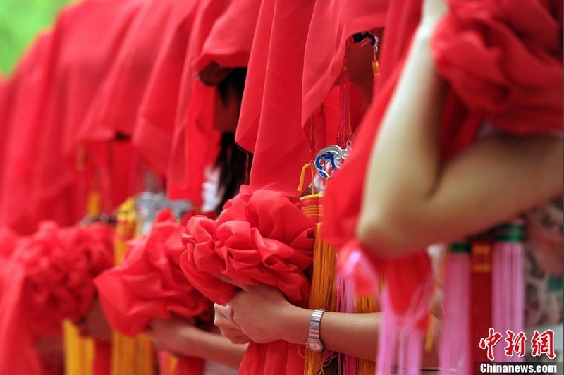 在相親角，情感被市場化和商業(yè)化的文化所滲透，導(dǎo)致了異化。愛、情、美被標(biāo)了價，人的價值被分割成若干內(nèi)容和等級，失去了人作為一個整體的意義。相親對象之間的明爭暗斗，一次次‘探底’的企圖和嘗試，也讓真正具有情感內(nèi)容的過程被舍棄了。