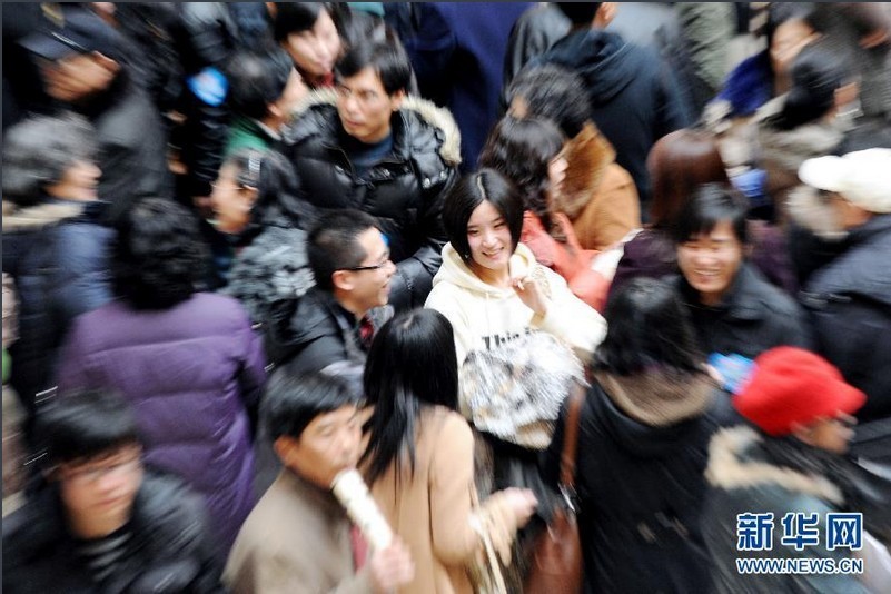 “歐美市場(chǎng)經(jīng)濟(jì)的發(fā)展歷史表明，完全自我調(diào)節(jié)的市場(chǎng)最終導(dǎo)致的只是衰退和混亂，‘蛋糕’做大了也只會(huì)壞掉?！睂O沛東最后強(qiáng)調(diào)，“如果沒有社會(huì)共同體的自我保護(hù)，市場(chǎng)的邏輯將把我們所有的人和社會(huì)關(guān)系都變成商品。對(duì)此，每一個(gè)人都得保持必要的警惕。”