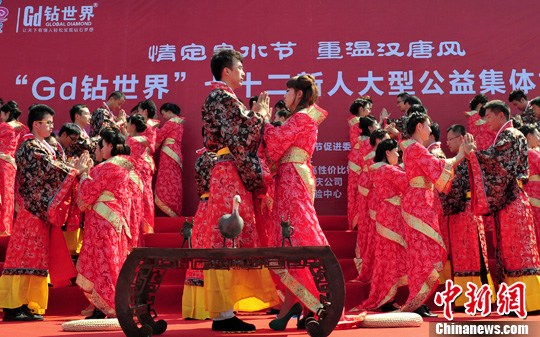9月1日，一場別開生面的“重溫漢唐風”漢式集體婚禮在泉城濟南舉行，72名新人身著傳統(tǒng)漢服喜結(jié)良緣，并在許愿墻上許下“千年共枕眠，一世永相愛”心愿。圖為新人解纓結(jié)發(fā)。中新社發(fā) 張勇 攝