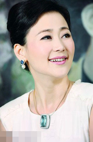 丁瑋為前貴州貪官閻建宏的兒媳婦，東窗事發(fā)時(shí)攜巨額遠(yuǎn)逃美國(guó)創(chuàng)立珠寶品牌歐致寶，與薛蠻子在美國(guó)相識(shí)，后嫁予薛蠻子，成為薛蠻子的第二任妻子。