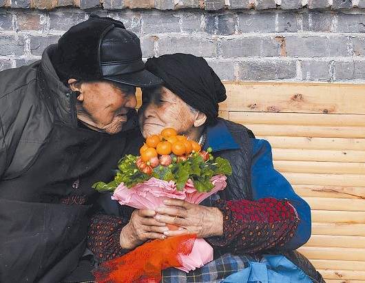 103歲的吳從漢和105歲的妻子吳宋氏說(shuō)悄悄話。