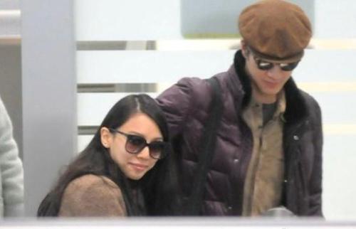 王力宏自從自曝結(jié)婚之后，真是與小嬌妻寸步不離，到哪都把老婆帶在身邊，“二嫂”李靚蕾也總是亦步亦趨，跟隨左右。